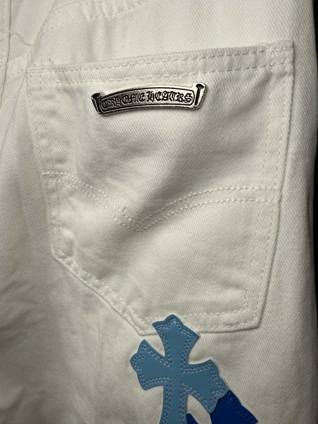 P230 💰 (Top version) Chrome Hearts/Chrome Hearts Classic white and blue series colored leather cross washed color fabric unisex denim trousers Vibe style straight stacked god-level version Carbon fine bias denim color cloth Old vintage full set of hardware - Chrome Hearts white cow series The high version uses high-ounce customized fabrics, fermentation washing and soft color fixation, soft and thick to wear, the details are all made by hand-polished craftsmanship, all-over printed jacquard fabric Unique design style. Through multiple processes to create a full retro feel. Unique niche non-contrast shirt. Customized distressed spray-painted buttons. Craftsmanship in every detail. Color: white and blue. Size: 28-30-32-34 (corresponding to S-M-L-XL)